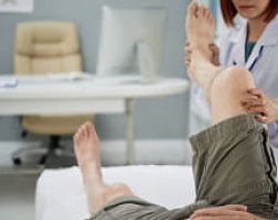 Какие симптомы указывают на артрит тазобедренного сустава